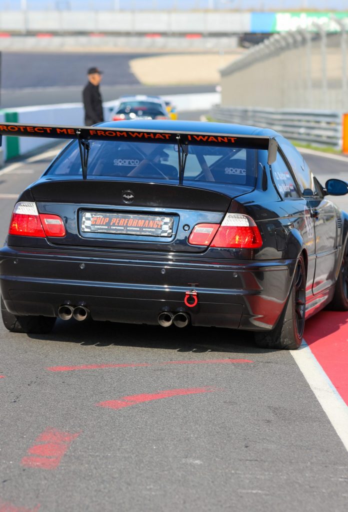 bmw-e46-m3-coupe-in-pit-vertical bmw-e46-m3-coupe-in-pit-vertical